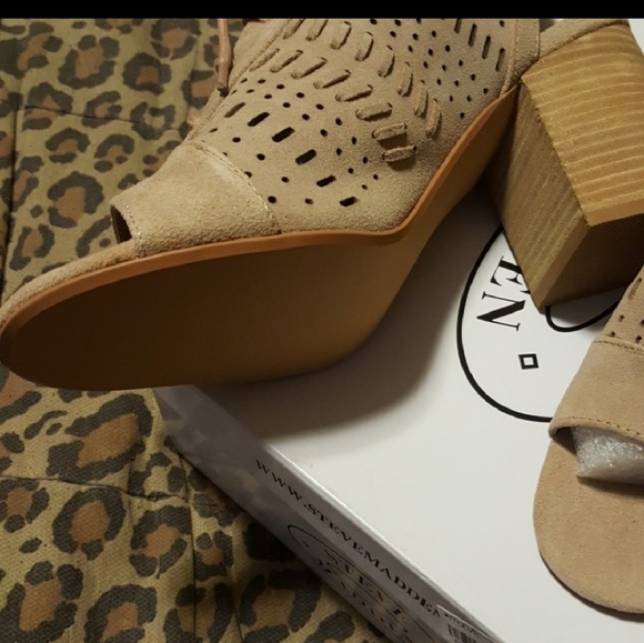 Chic brand NIB peeptoe booties - Picture 2 of 2